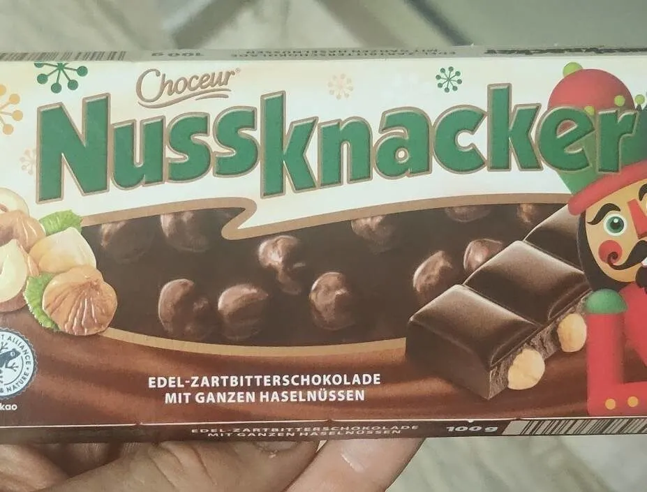 Nussknacker EDEL-ZARTBITTERSCHOKOLADE MIT GANZEN HASELNÜSSEN