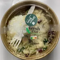 Salade avec fromage frais et couscous