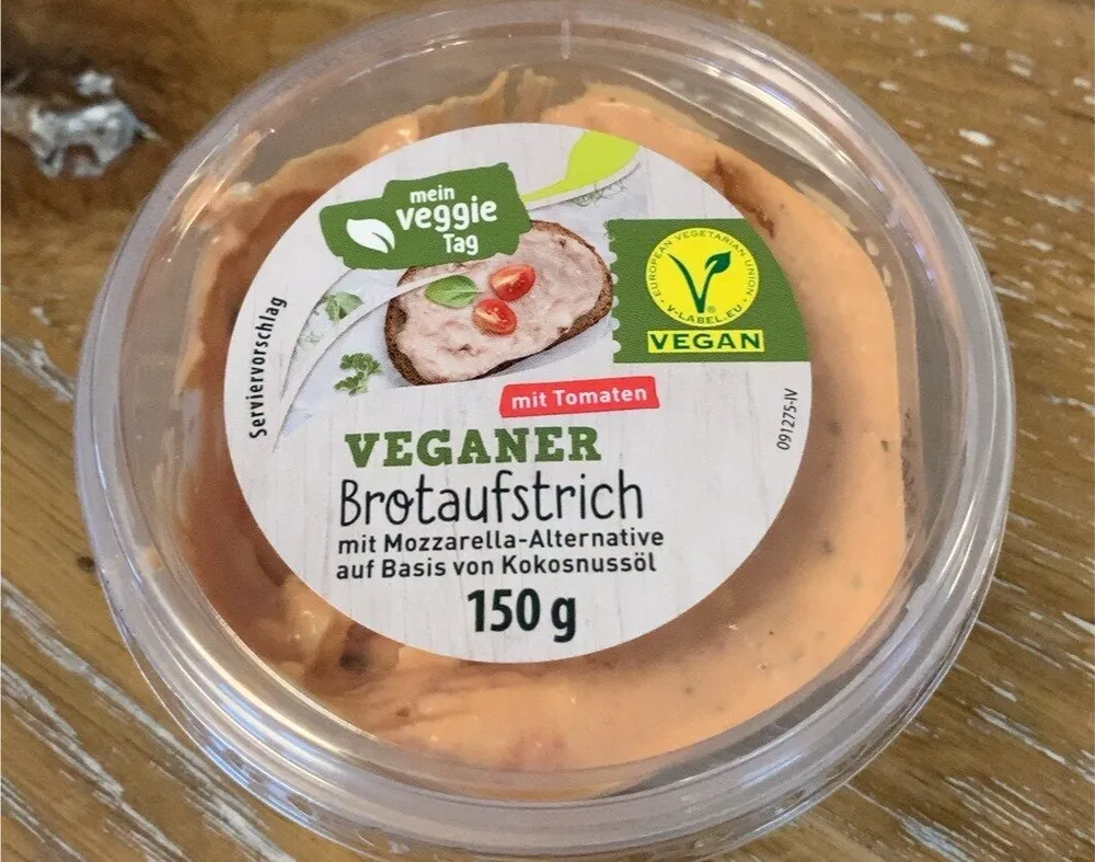 Veganer Brotaufstrich mit Tomaten mit Mozzarella-Alternative