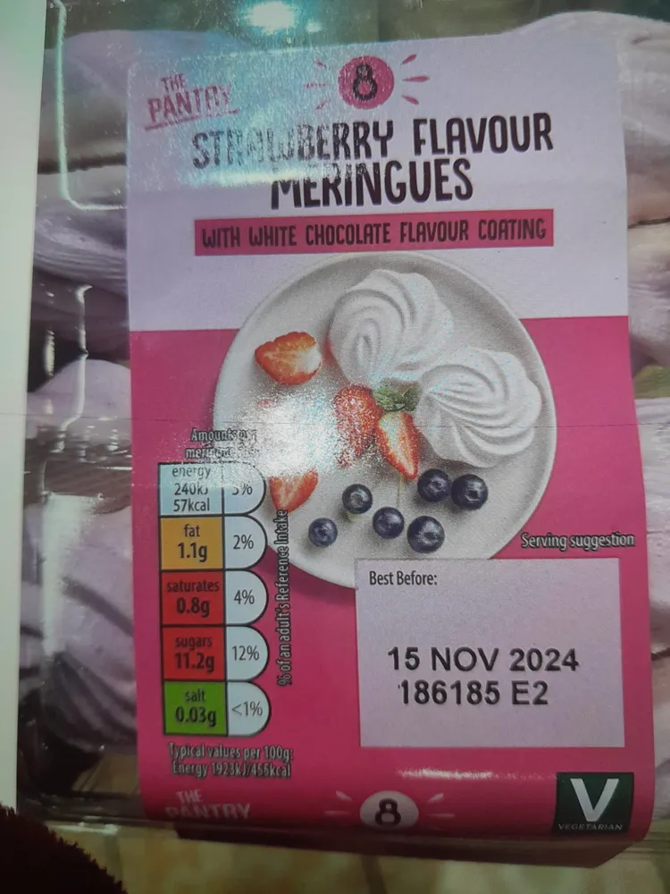 strawberry flavour meringues