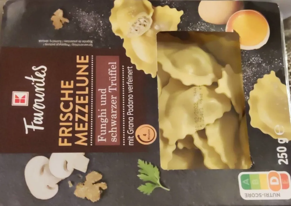 Frische mezzelune Funghi und schwarzer Trüffel