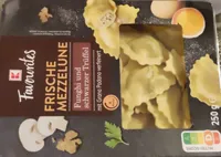 Frische mezzelune Funghi und schwarzer Trüffel