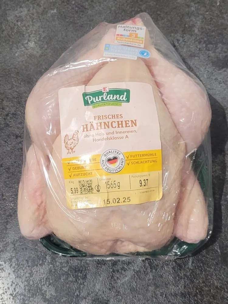 Frisches Hähnchen ohne Hals und Innereien