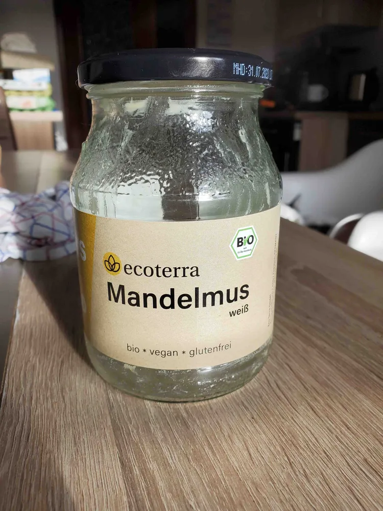 Mandelmus weiß