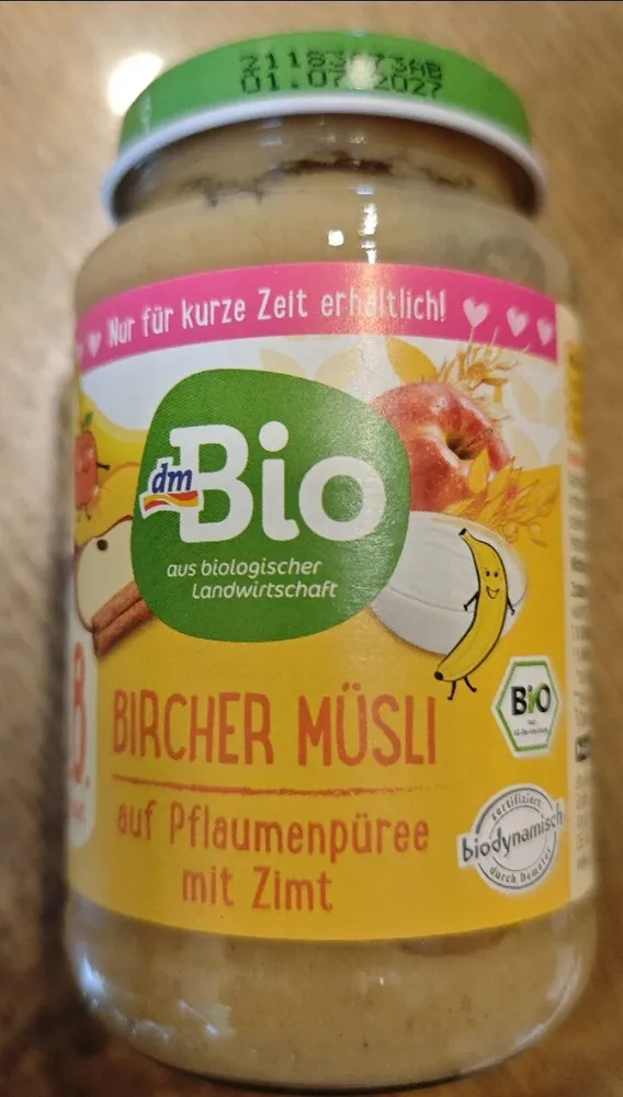 Bircher Müsli auf Pflaumenpüree mit Zimt