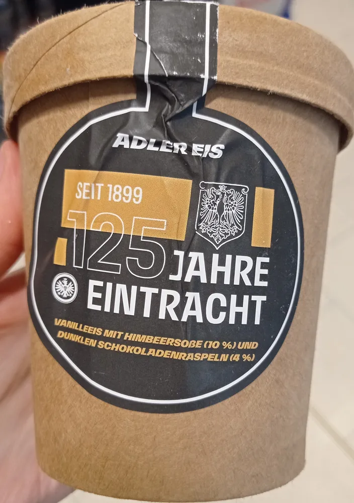 125 JAHRE EINTRACHT VANILLEEIS MIT HIMBEERSOBE (10 %) UND DUNKLEN SCHOKOLADENRASPELN (4 %)