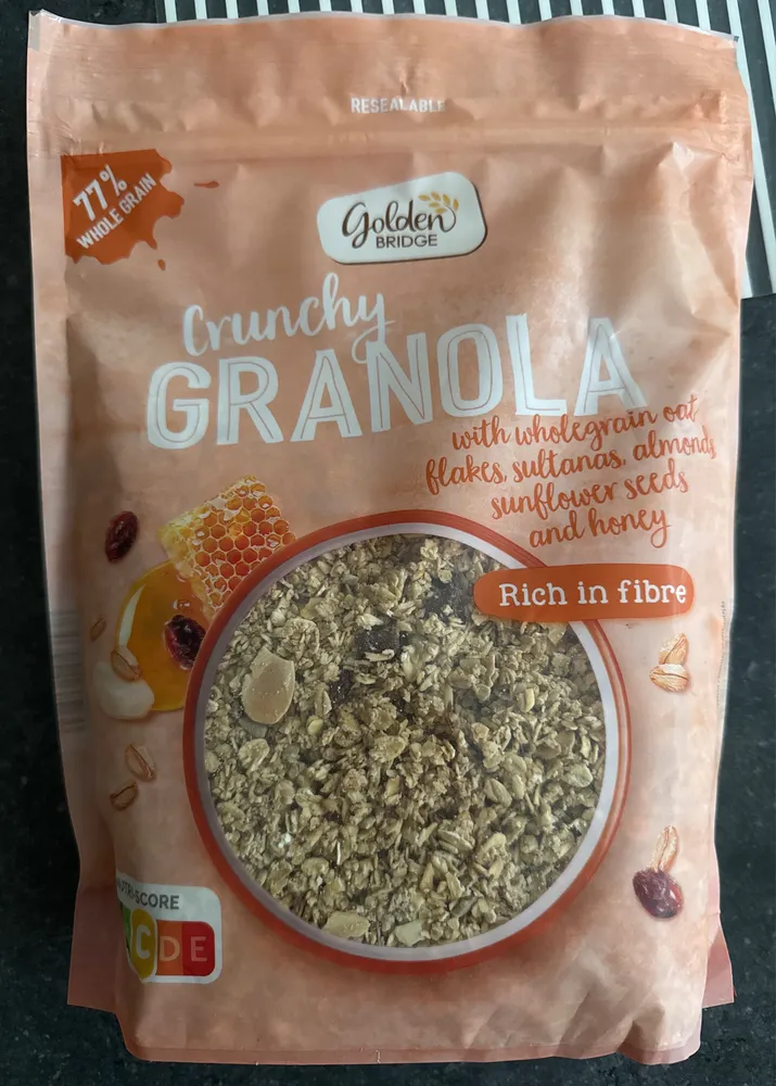 Crunchy GRANOLA with wholegrain oat flakes, sultanas, almonds, sunflower seeds and honey
