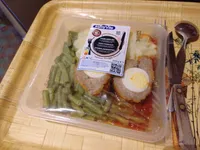 Vogelnestjes met tomatensaus, boontjes en aardappelpuree