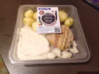 Hamburger met spek, bloemkool in kaassaus en krielaardappelen
