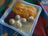 Zweedse balletjes in roomsaus met veenbessensaus en wortelpuree