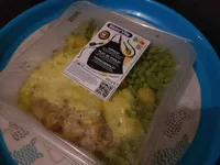 Kipfilet met bearnaisesaus, erwtjes en gebakken aardappelblokjes