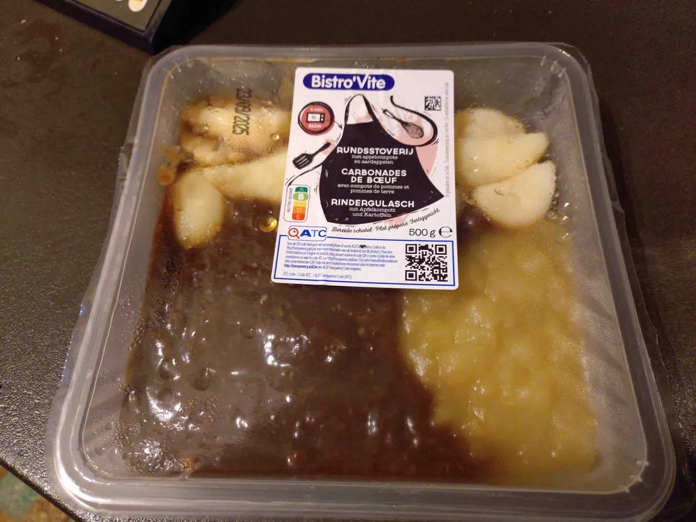 Rundsstoverij met appelcompote en aardappelen