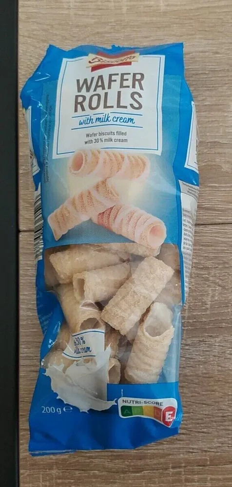 WAFER ROLLS with milk cream
