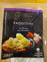 Fagotti aux œufs farcis avec tomates et aïl