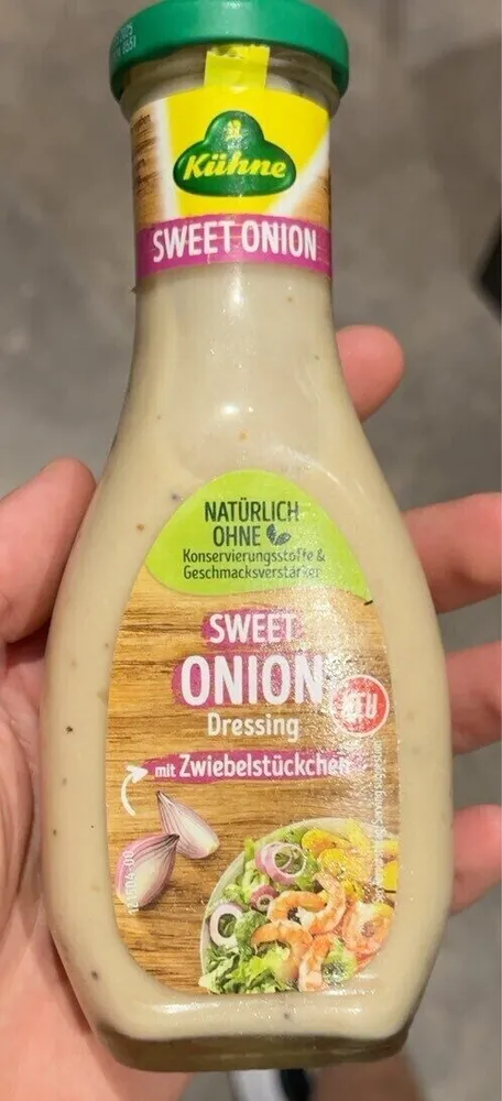 Sweet Onion Dressing mit Zwiebelstückchen