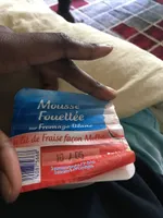 Mousse fouettée sur fromage blanc et lit de fraise façon melba