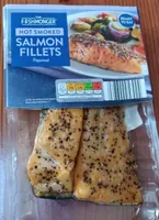 Salmon fillets peppered