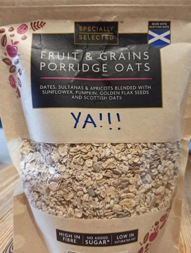 Fruit and grains porridge oats