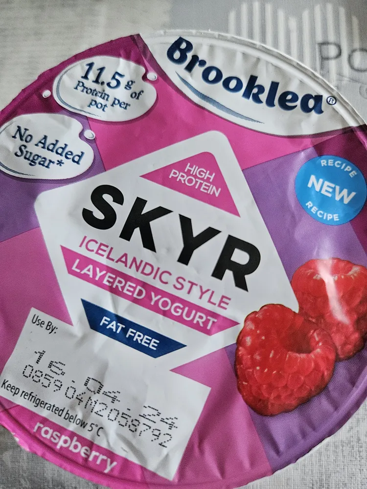 Skyr layered with strawberry (fat free)
