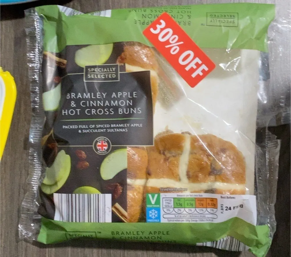 Bramley apple & connamon buns