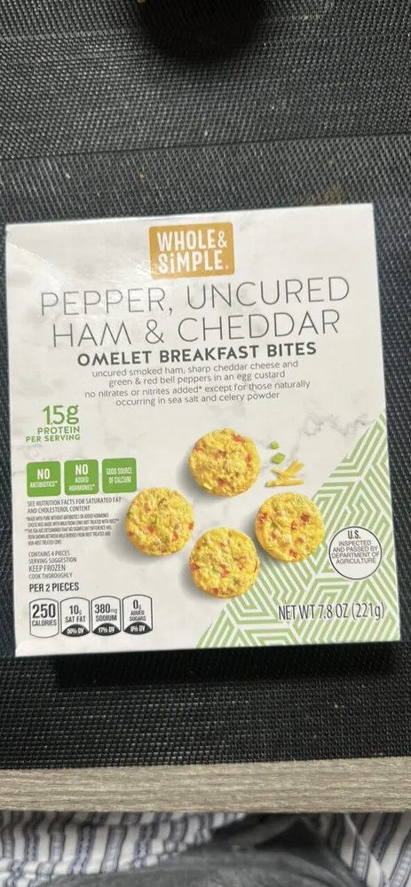 Pepper, Uncured Ham & Cheddar Omelet Breakfast Bites
