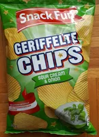 Chips ondulées, crème acidulée et oignon