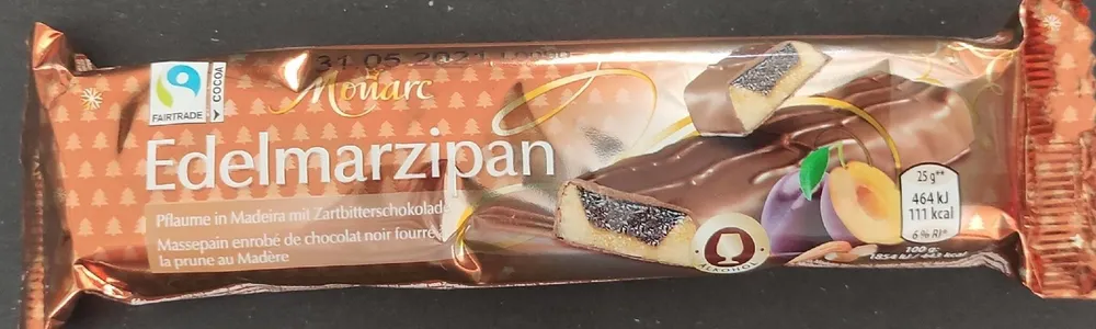 Massepain enrobé de chocolat noir fourré à la prune de Madère
