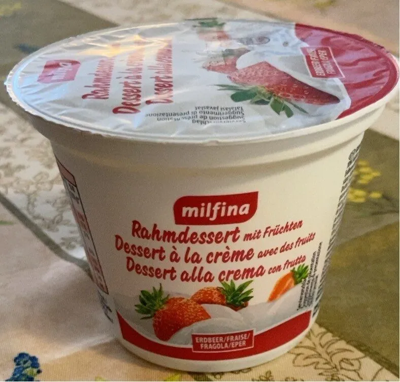 Dessert à la crème avec des fruits