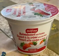 Dessert à la crème avec des fruits