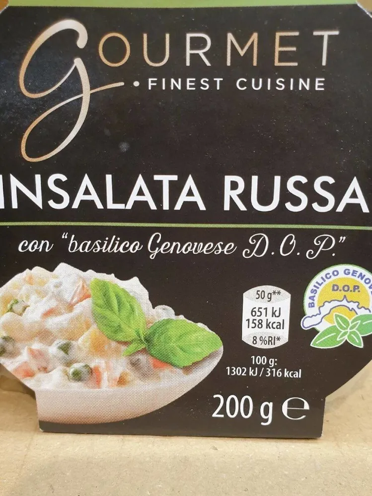 Insalata russa con basilico
