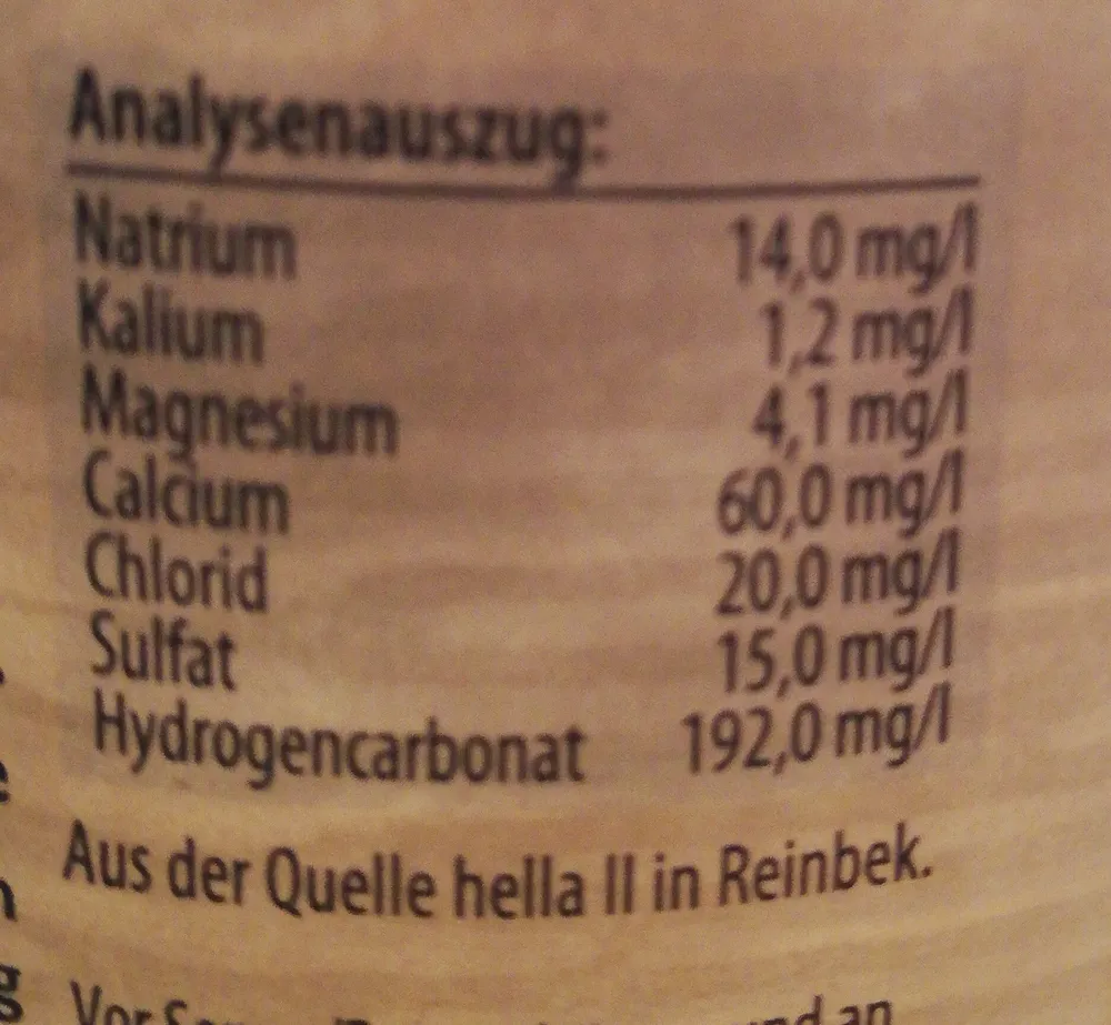 Natürliches Mineralwasser naturell