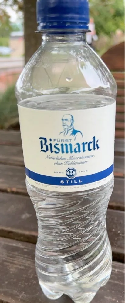 Natürliches Mineralwasser