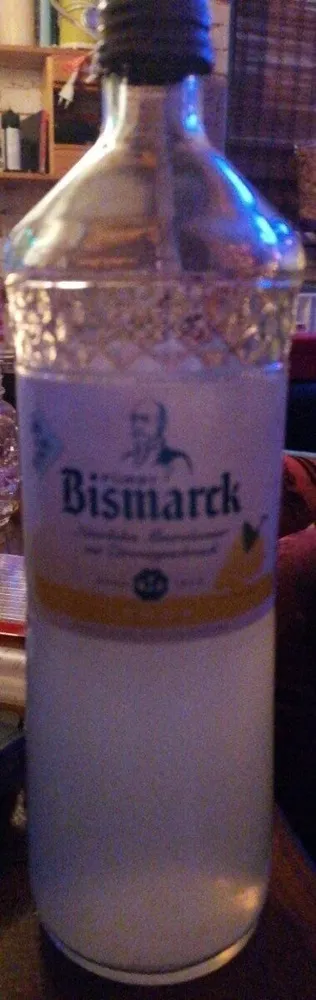 Mineralwasser mit Zitrone