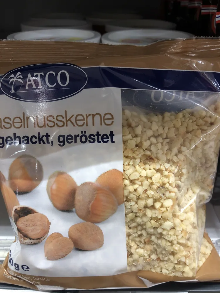Haselnusskerne gehackt und geröstet