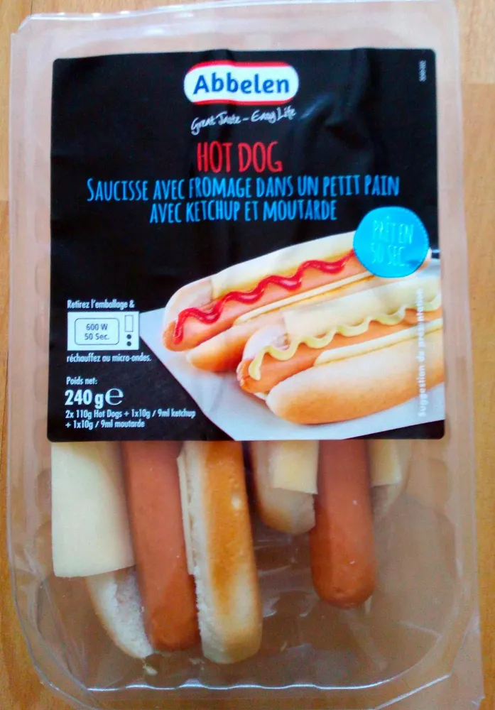 Hot dog - Saucisse avec fromage dans un petit pain avec ketchup et moutarde