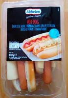 Hot dog - Saucisse avec fromage dans un petit pain avec ketchup et moutarde