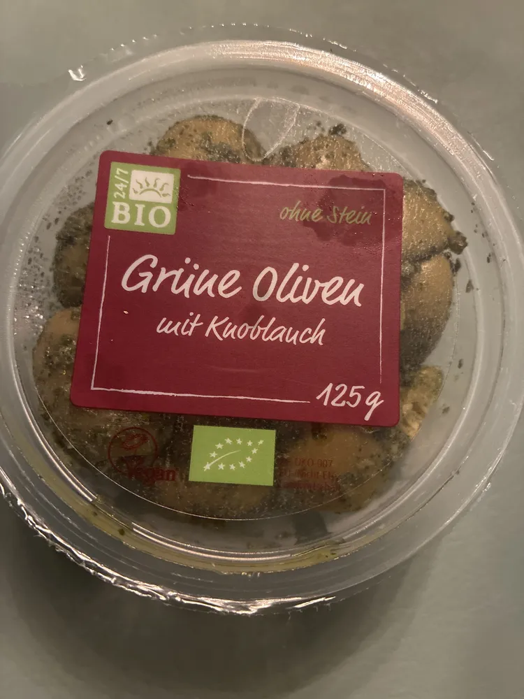 Grüne Oliven mit Knoblauch