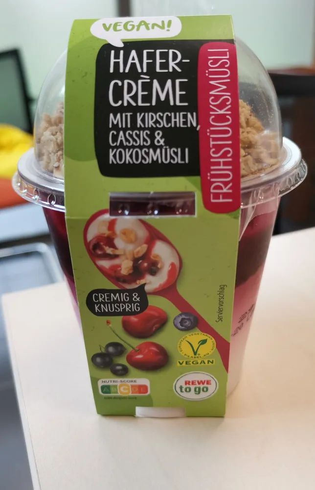 Hafer-Créme mit Kirschen, Chassis & Kokosmüsli