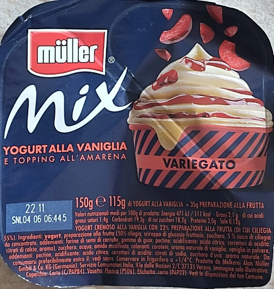 Yogurt alla vaniglia e topping all’amarena