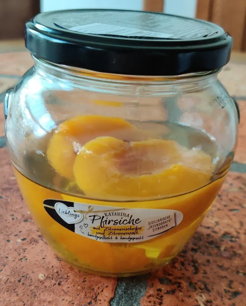 Katarina Pfirsiche mit Zitronenscheibe und Zitronensaft