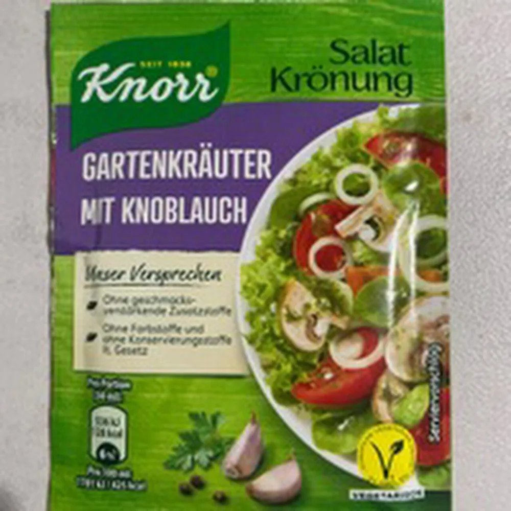 Gartenkräuter mit Knoblauch