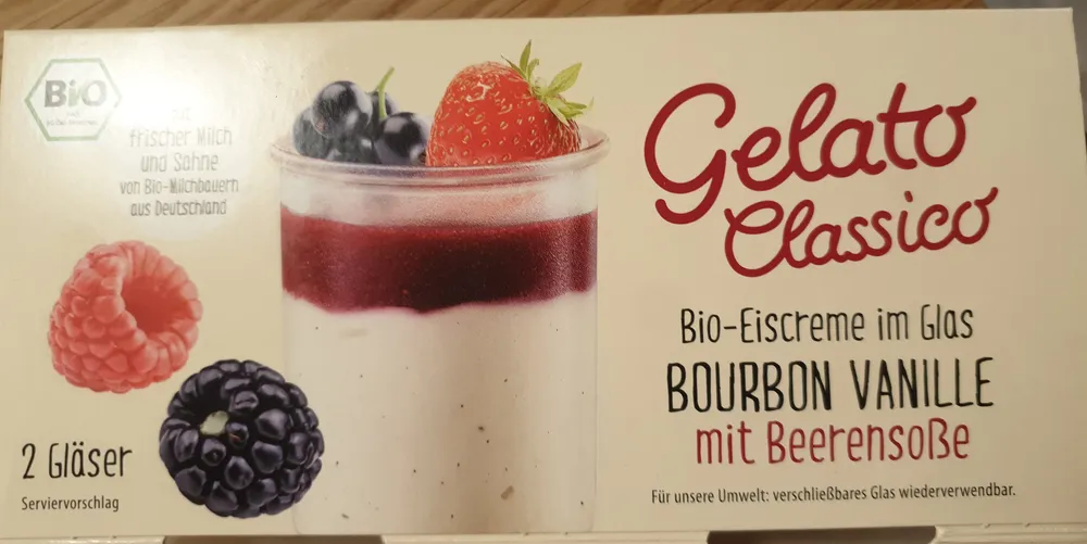 Bio-Eiscreme im Glas Bourbonvanille mit Beerensoße