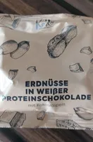 Erdnüsse in weißer Proteinschokolade mit Kokosraspeln