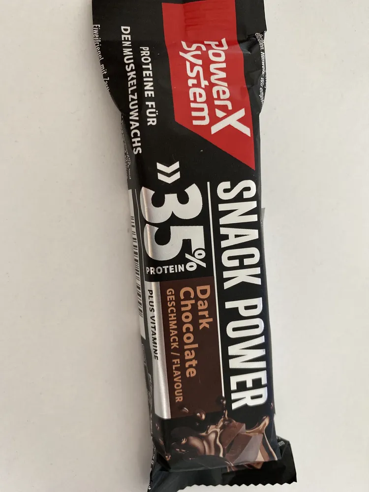 Power System Snack Power Dark Chocolate 4260044264455 Eiweißriegel mit Zartbitterschokoladenüberzug und Vitaminen. Dunkler Schokoladen-Crisp Geschmack.