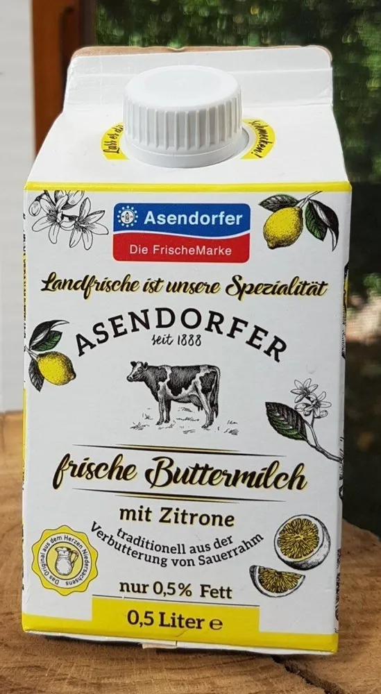 Frische Buttermilch mit Zitrone