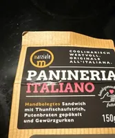 PANINERIA ITALIANO Handbelegtes Sandwich mit Thunfischaufstrich, Putenbraten gepökelt und Gewürzgurken