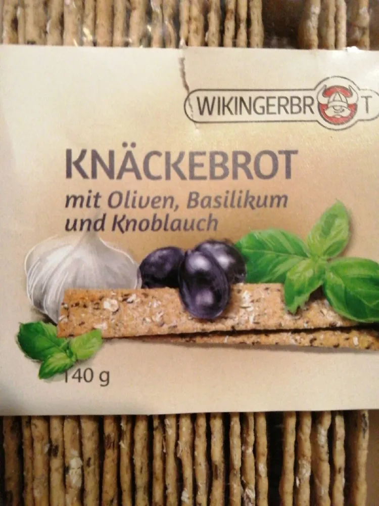 Knäckebrot mit oliven basilikum und knoblauch