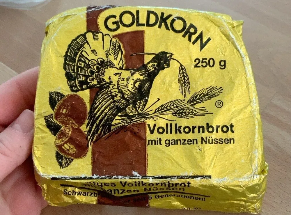 Vollkornbrot mit ganzen Nüssen