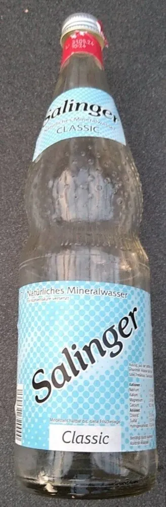 Natürliches Mineralwasser mit Kohlensäure versetzt