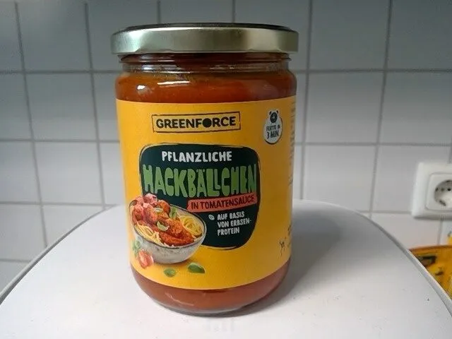 Pflanzliche Hackbällchen in Tomatensauce